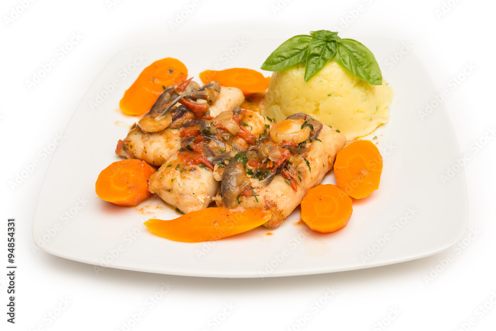 Filetti di merluzzo bollito con contorno di verdure Filetti di merluzzo bollito con contorno di verdure