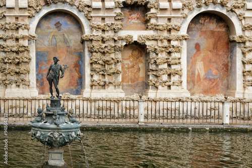 Bassin dans les jardins de l'Alcazar