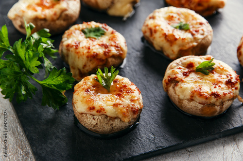 Fotografia baked mushrooms stuffed with cheese
