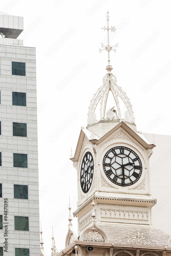 Fototapeta premium Clock tower of the Lau Pa Sat Market in Singapore