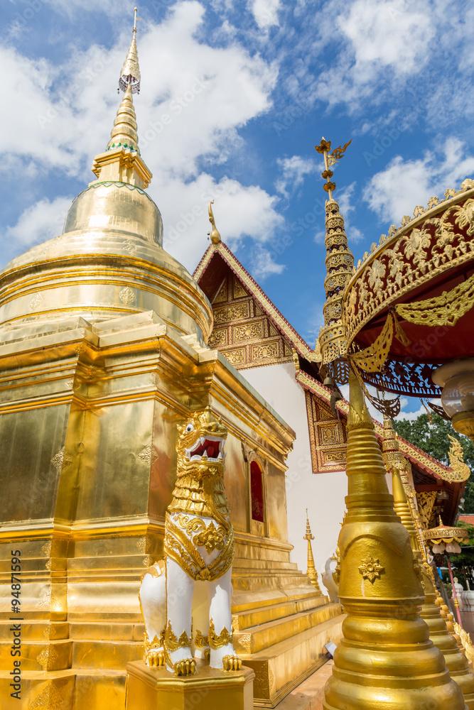 Naklejka premium Golden pagoda and singha at Wat Phra singha