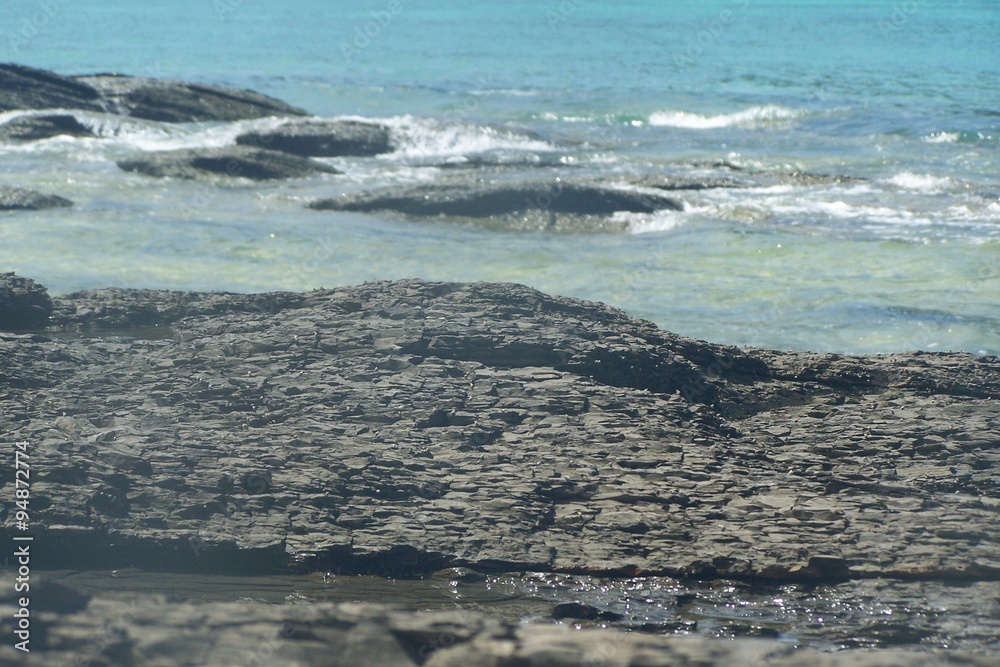 Fels, Sand und blaues Meer auf Ko Phi Phi Thailand Fels, Sand und blaues Meer auf Ko Phi Phi Thailand