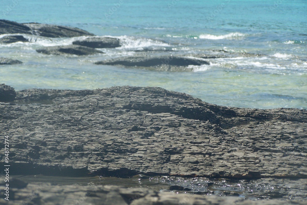 Fels, Sand und blaues Meer auf Ko Phi Phi Thailand