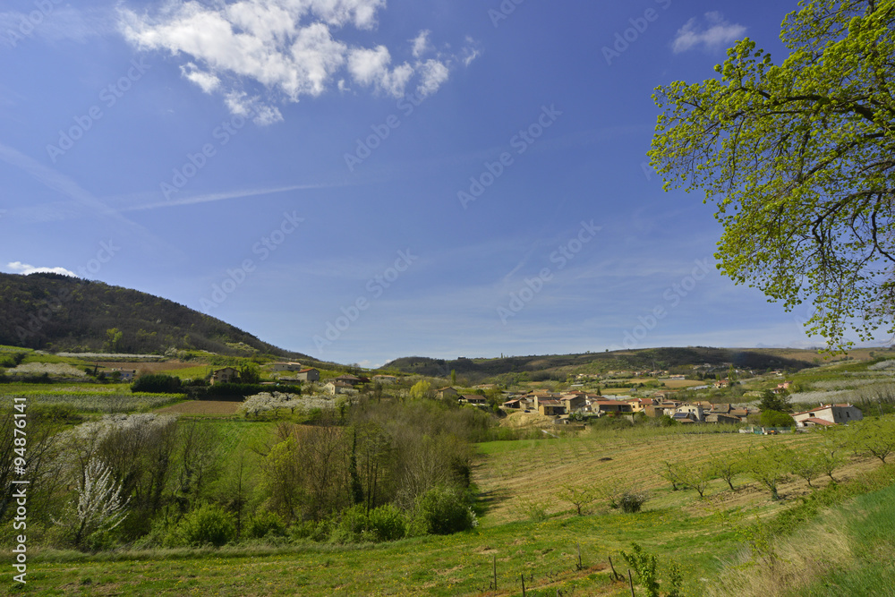  Campagne et village du département de l'Ardèche en région Auvergne-Rhône-Alpes, France