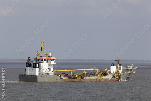 Saugbagger auf der Elbe