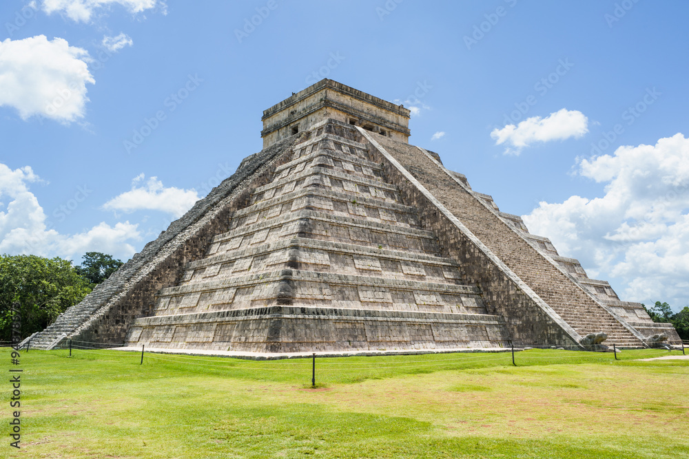 El Castillo, in Chichén Itzá, on a sunny day 