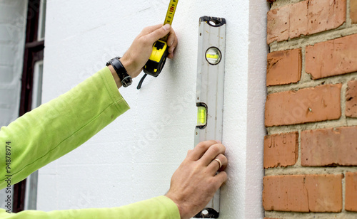 Foto Check flatness of the wall using a level