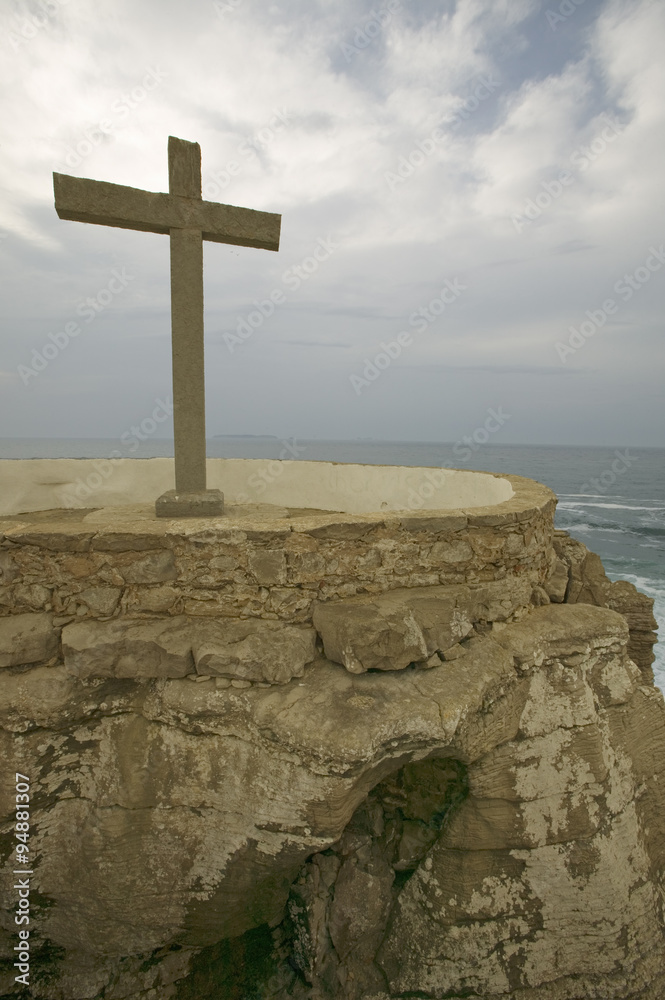 Cross overlooks Atlantic Ocean at Cruz do Remedios, near Peniche, west coast of Portugal Cross overlooks Atlantic Ocean at Cruz do Remedios, near Peniche, west coast of Portugal