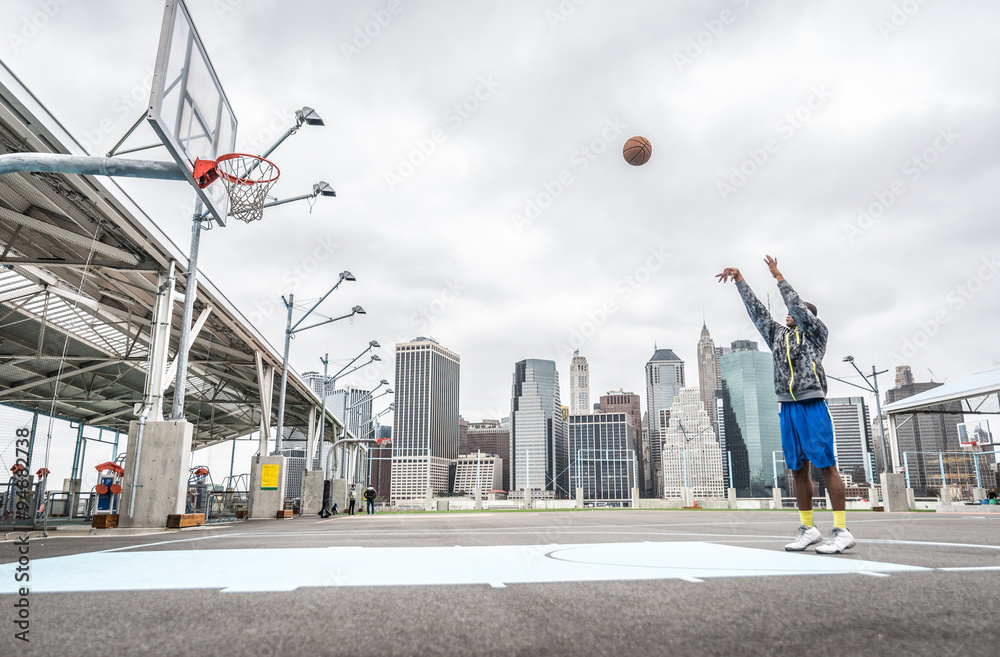 Naklejka premium Basketball player training shots on the court