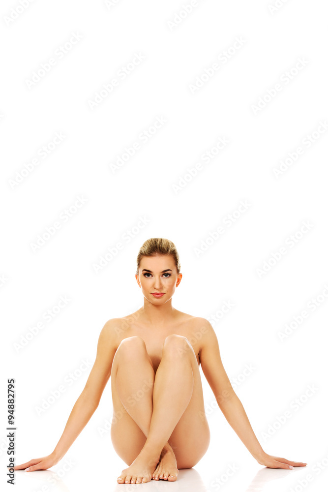 Obraz premium Young naked woman sitting on the floor