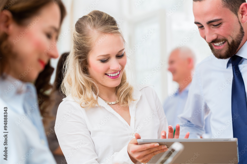 Obraz premium Business people in office having meeting