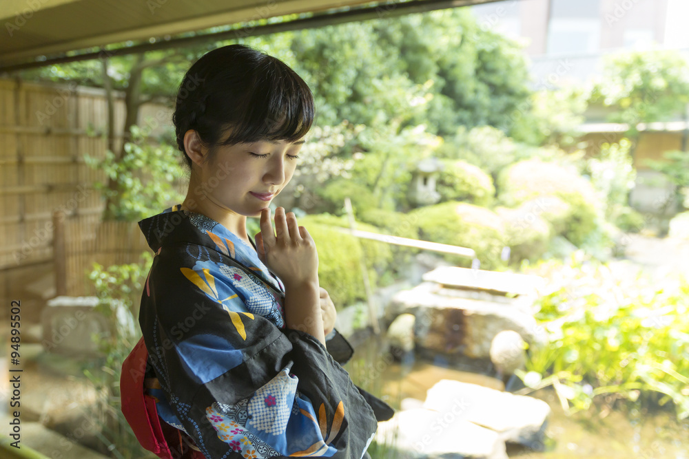 若い女性 浴衣 和服 黒髪 うつむく 目を閉じる Stock Photo Adobe Stock