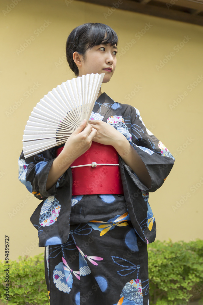 Fototapeta premium 若い女性 浴衣 和服 黒髪 扇子
