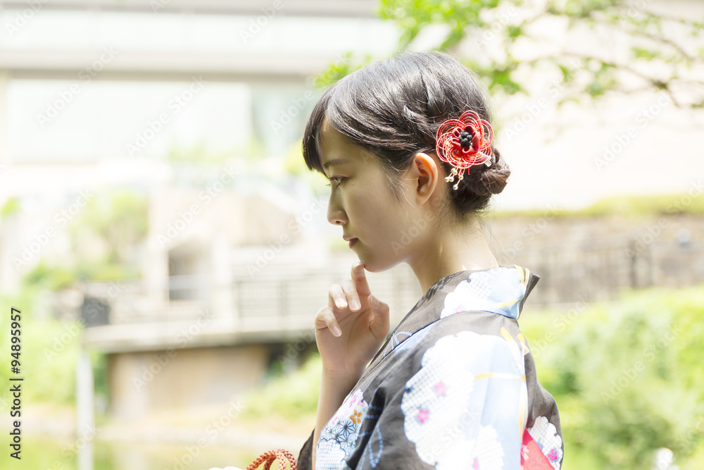 若い女性 浴衣 和服 黒髪 横顔 うつむく Stock 写真 Adobe Stock