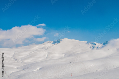 Winter mountains on bright winter day © Elnur