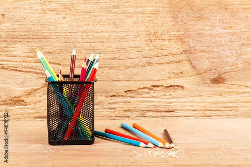 Obraz na płótnie Color pencils on wooden background w salonie