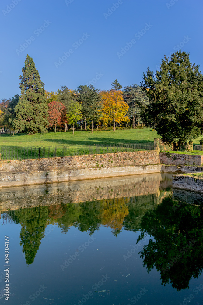 Fototapeta premium Couleurs d'automne dans le parc du Couvent de La Tourette