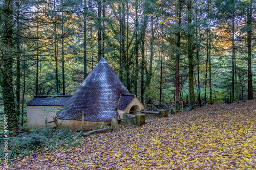 La Glacière et couleurs d'automne dans le parc du Couvent de La Tourette photo