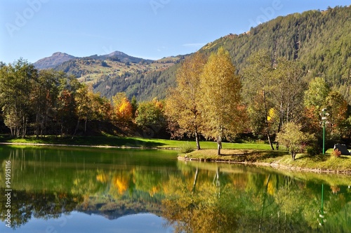 Natur- und Badesee in Ried, im Oberinntal, Bundesland Tirol, Österreich