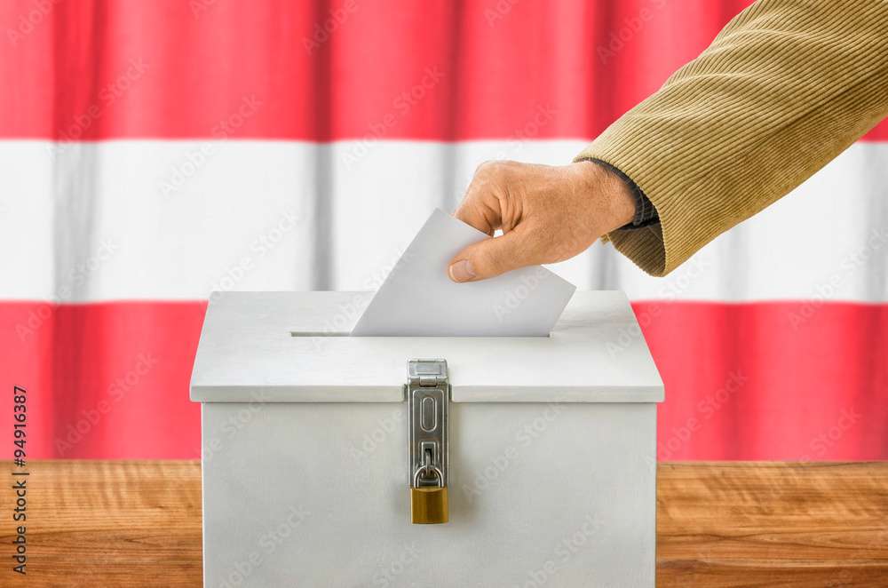 Wunschmotiv: Mann wirft Stimmzettel in Wahlurne - Österreich #94916387