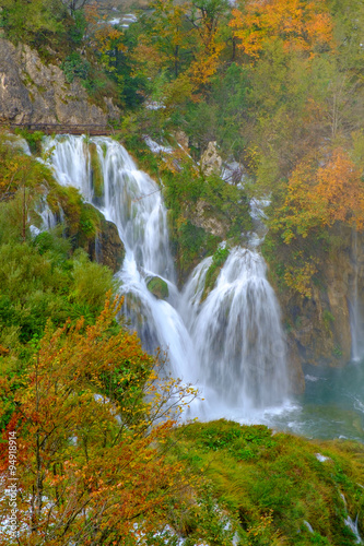 Fototapeta Naklejka Na Ścianę i Meble -  Waterfall the Plitvice Lakes in autumn