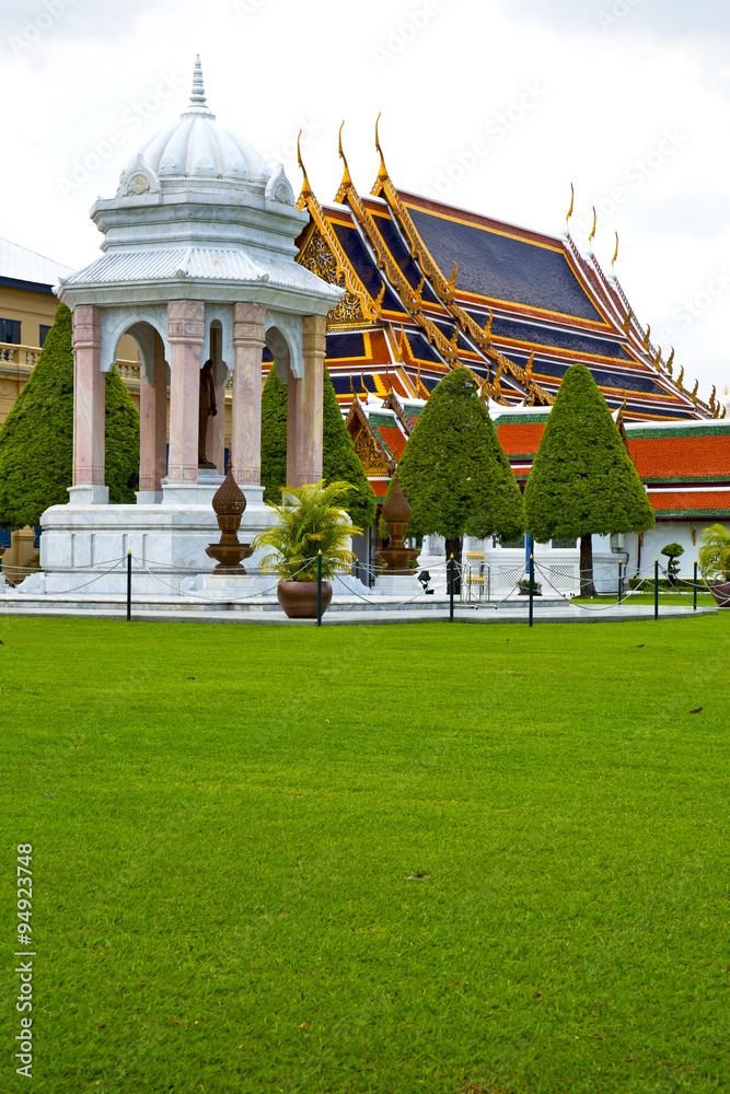  pavement gold    temple      bangkok  grass the temple