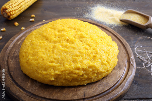  polenta  su tavolo di legno rustico