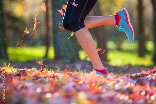 Obraz na płótnie Runner legs outside during autumn day.