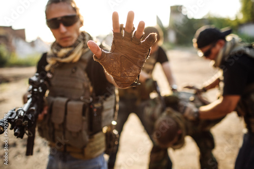 Obraz w ramie Military Contractor captured hostage