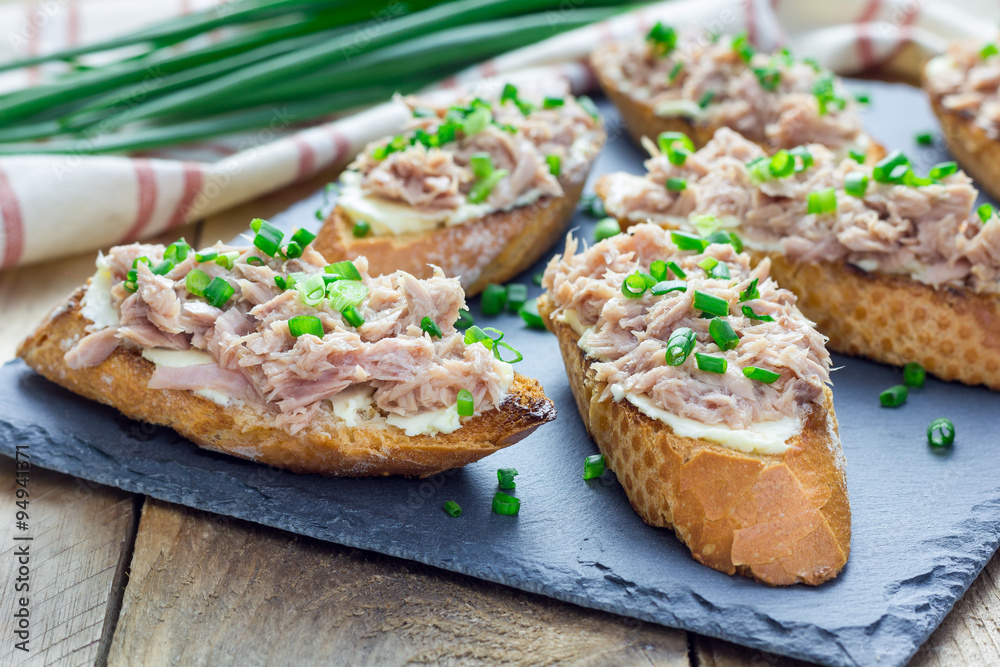 Sandwich with tuna, soft cheese and green onion