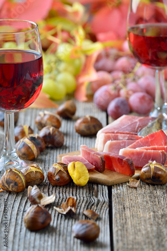 Südtiroler Bauernspeck und heiße Maroni, dazu ein Glas Vernatsch