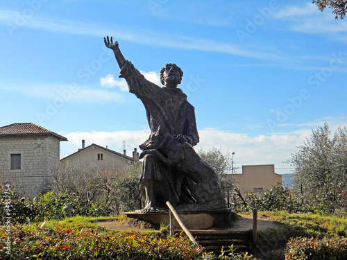 фотографія Gubbio statua San Francesco con lupo