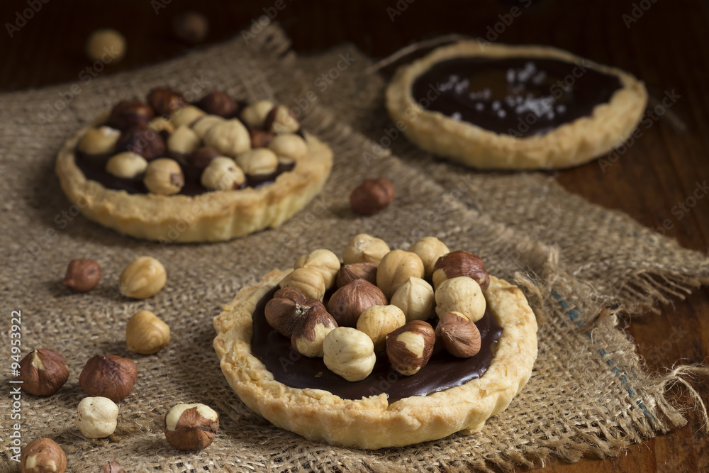 Chocolate and caramel tarts with hazelnuts Chocolate and caramel tarts with hazelnuts