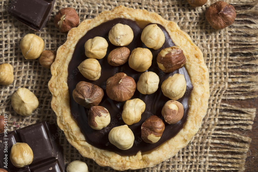 Chocolate and caramel tarts with hazelnuts Chocolate and caramel tarts with hazelnuts