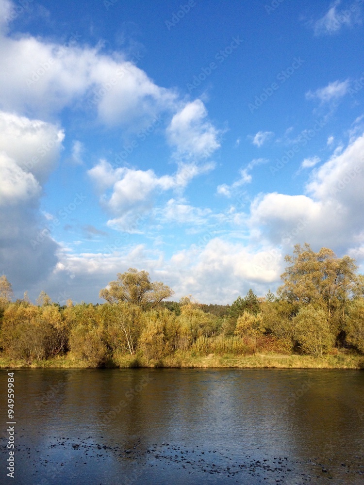 Weiß-blauer Himmel über der Isar