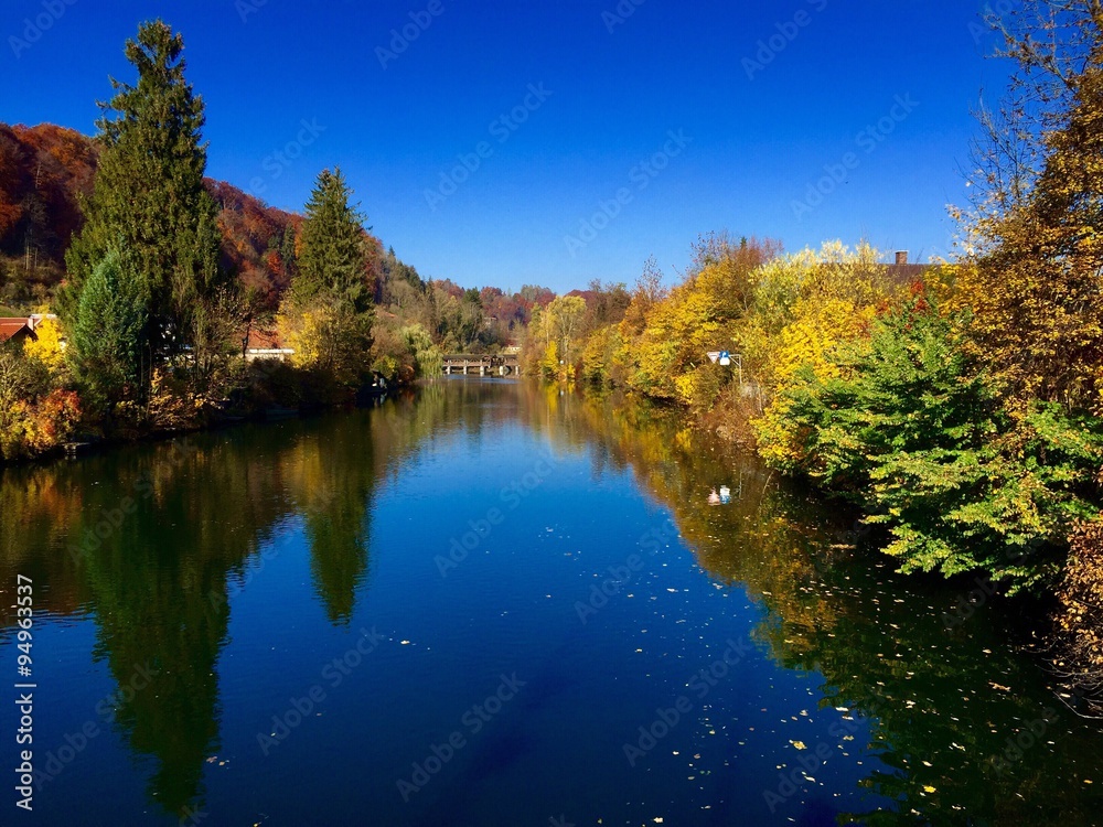 Loisach im Herbst fließt durch Wolfratshausen