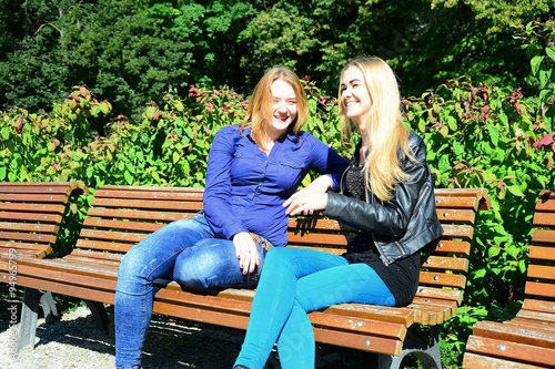 Obraz na płótnie Two girls in Vilnius town Bernardinu garden on autumn w salonie