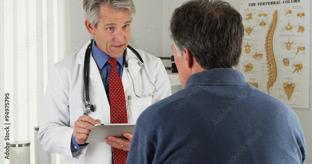 Obraz premium Doctor asking elderly patient questions in the office