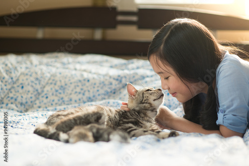 Quadro su tela Beautiful asian girl kissing american shorthair cat