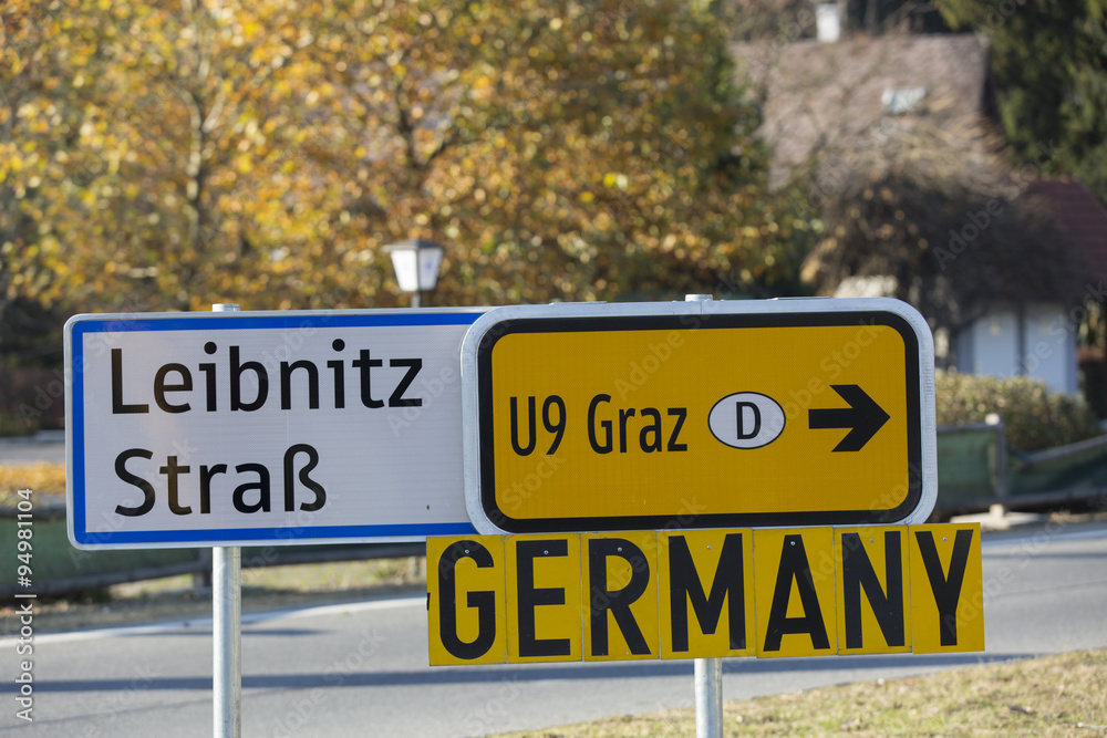Flüchtlinge an der steirisch slowenischen Grenze.Wegweiser Richtung Deutschland in Spielfeld Flüchtlinge an der steirisch slowenischen Grenze.Wegweiser Richtung Deutschland in Spielfeld