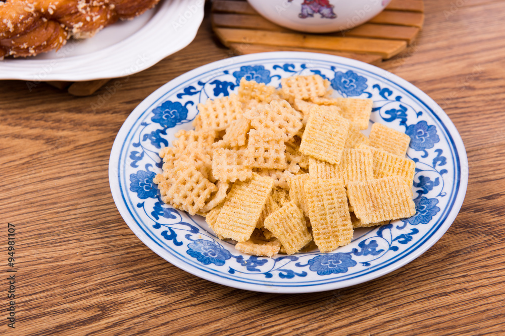 Naklejka premium 中国零食 锅巴 Crispy rice