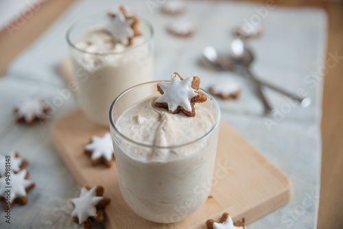 Zimtdessert mit Zimtsternen photo