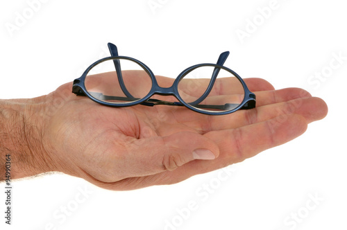 Paire de lunettes dans la main