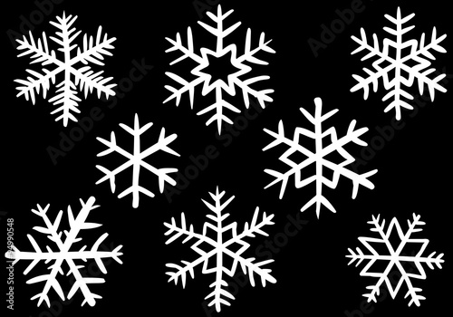 Vektor-Set: 8 Schneeflocken, weiß auf schwarz, handgezeichnet, Kreidetafel, Vektor, freigestellt