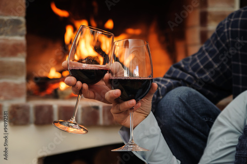 Foto Two glasses of wine in the hands of man and woman
