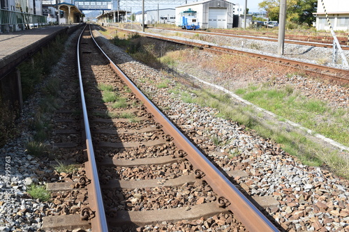 線路（鶴岡駅近く）／山形県の庄内地方で羽越本線の線路（単線）を撮影したローカルイメージの写真です。JR鶴岡駅近くで撮影した写真になります。