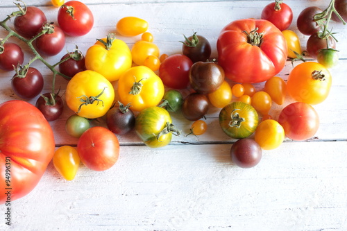 verschiedene alte Tomaten sorten bunt holztisch