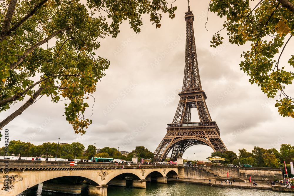 Tour Eiffel et pont d'Iena à Paris, France