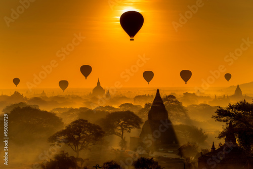 Stampa su tela Silhouette of temples in Bagan, Myanmar