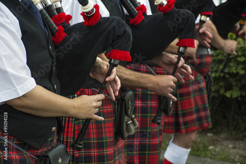 Photo Hands play the bagpipes